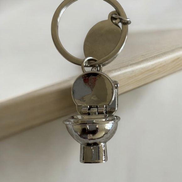 Silver Metal Novelty Trinket Mini Metal Toilet Keychain - Picture 1 of 8